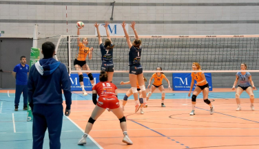 Pizarra Voleibol Femenino vence al Alcorcón y pone pie y medio en la SF2 