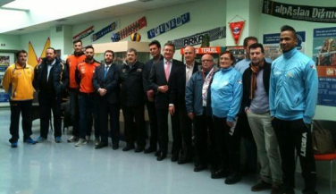 El alcalde de Teruel, Manuel Blasco visita a los equipos de la Copa del Rey