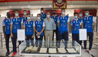 Los jugadores de Melilla Sport Capital se empapan de la historia de nuestros héroes