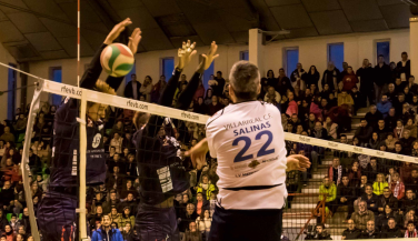 La afición de Cabezón lleva en volandas al Voley Textil Santanderina a un triunfo vital